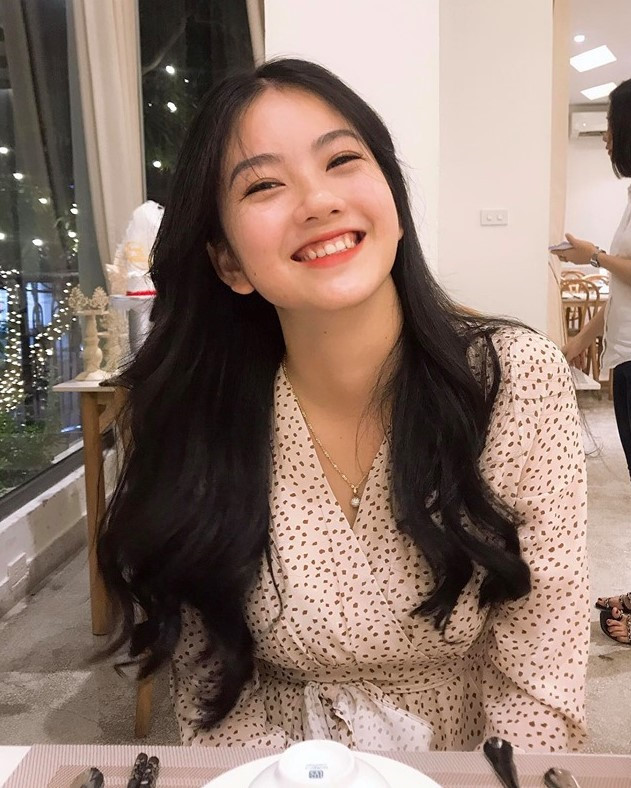 Thùy Linh chiếm được cảm tình của người đối diện nhờ gương mặt xinh xắn, dịu dàng, đặc biệt là nụ cười duyên.