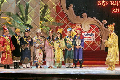 Đổi mới với chủ đề "Hoa Táo" lấy cảm hứng từ các cuộc thi hoa hậu gây sốt thời điểm đó, Táo Quân 2009 được đánh giá là chương trình đặc sắc nhất trong 16 năm.