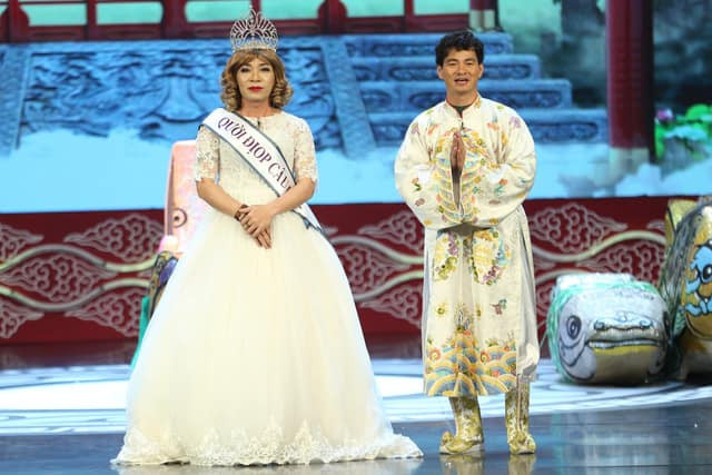 Táo Quân 2018 các Táo chơi trò giành ghế, phản ánh tình trạng tranh chức tranh quyền.