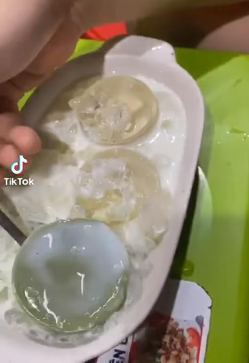 Cụ thể, trong khi ngồi ăn chè, chàng trai ấy nói rằng gọi nhầm món có thạch trà xanh nên đã thẳng tay vứt xuống đất. Ảnh: Tiktok @phamvanlong0310