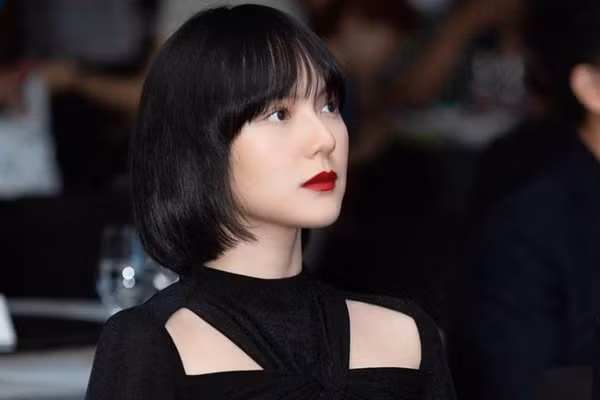 Sau loạt status ẩn ý của Thiều Bảo Trâm và những người bạn về "tiểu tam trà xanh", từ khóa "trà xanh" ngay lập tức trở thành hot trend khiến dân tình ai ai cũng phải đua theo.