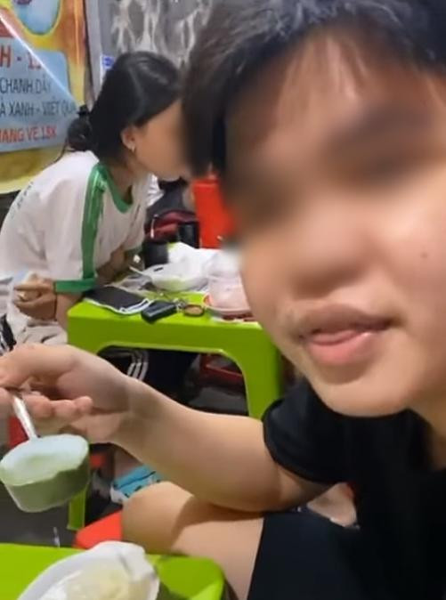 Cũng đua đòi bắt trend anti "trà xanh", mới đây một chàng trai ở Sài Gòn đã trở thành tâm điểm bị dân mạng chửi bới vì hành động khá phản cảm của mình. Ảnh: Tiktok @phamvanlong0310