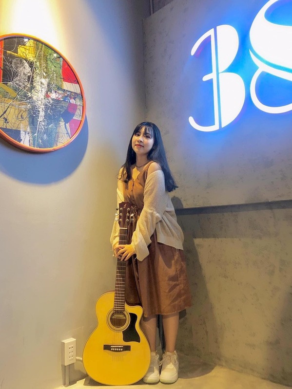 Ngoài là một học sinh giỏi cô nàng cũng tham gia làm người mẫu ảnh và có tài đàn hát, bán hàng online trên mạng.