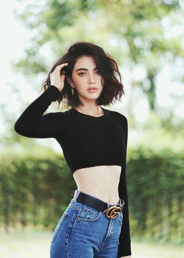 Nhờ lợi thế ngoại hình "chuẩn không cần chỉnh" nên Mai Davika thường được lựa chọn làm mẫu ảnh cho nhiều thương hiệu nổi tiếng thế giới.