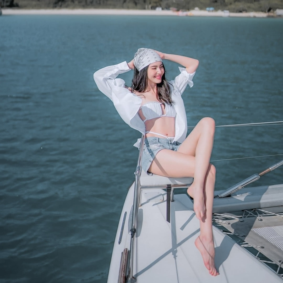 Tạp chí Maxim từng đánh giá cô là giai nhân đẹp nhất làng giải trí Thái Lan.