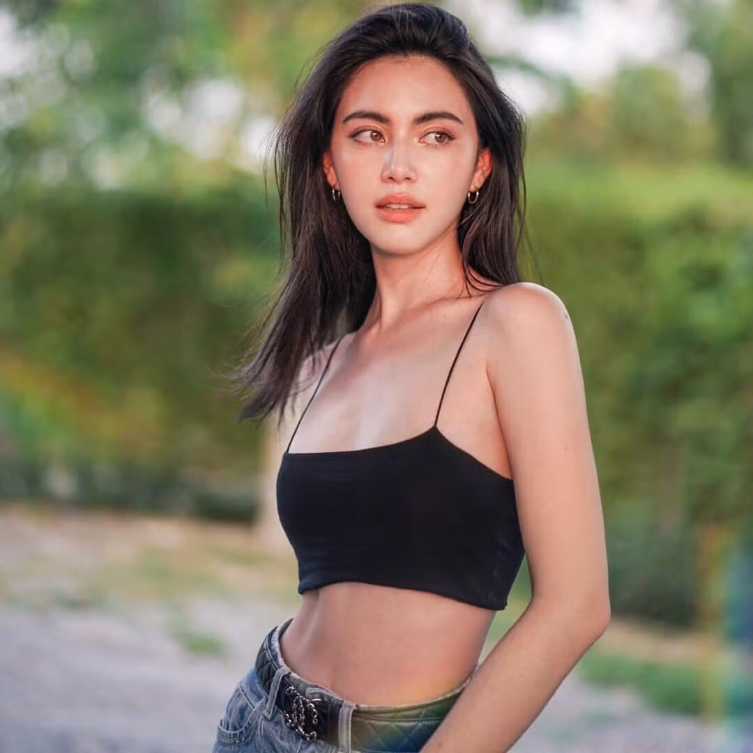 Trang cá nhân của người đẹp có hơn 9,2 triệu lượt theo dõi. Mỗi hình ảnh, video cô đăng tải nhận hàng trăm nghìn yêu thích và tương tác. Ảnh: Tổng hợp