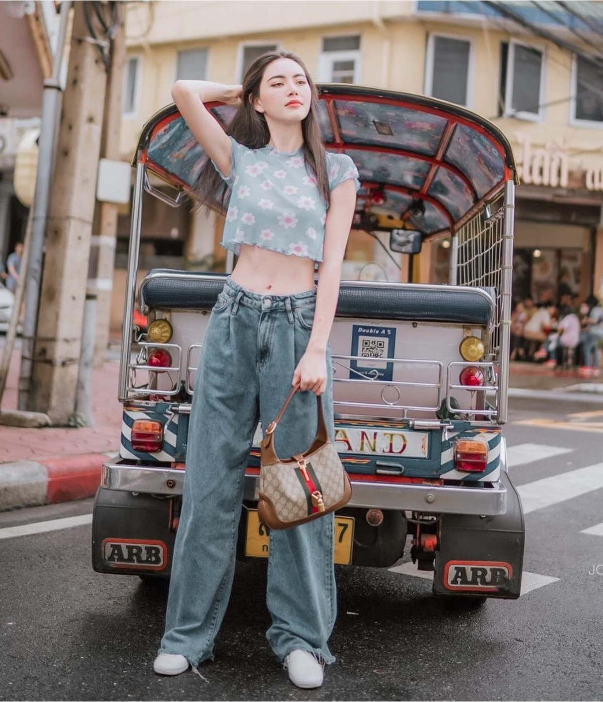 Vòng eo không mỡ thừa của mỹ nhân Mai Davika khiến fan phát sốt.