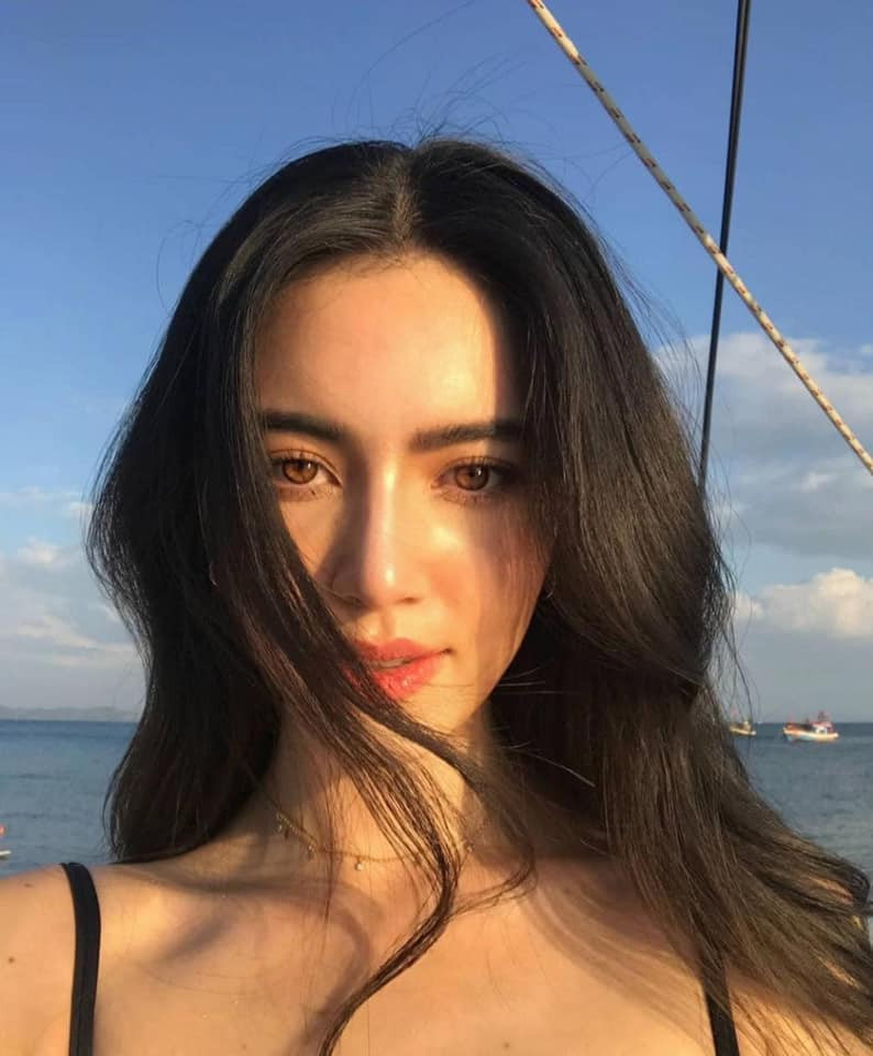 Tại Thái Lan, hot girl Mai Davika là gương mặt nổi bật được nhiều người mến mộ. Cô còn được xưng tụng là “nàng ma nữ xinh đẹp nhất Thái Lan” sau khi thủ vai chính trong bộ phim bom tấn “Tình người duyên ma” ra rạp năm 2013.