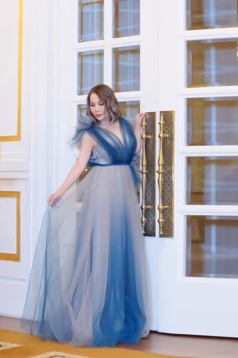 Trên trang cá nhân, mẹ chồng Huyền Baby luôn ưu tiên chọn những bộ cánh trẻ trung, khoe khéo đường cong cơ thể, lớp trang điểm với màu sắc tươi tắn như những cô gái đôi mươi.