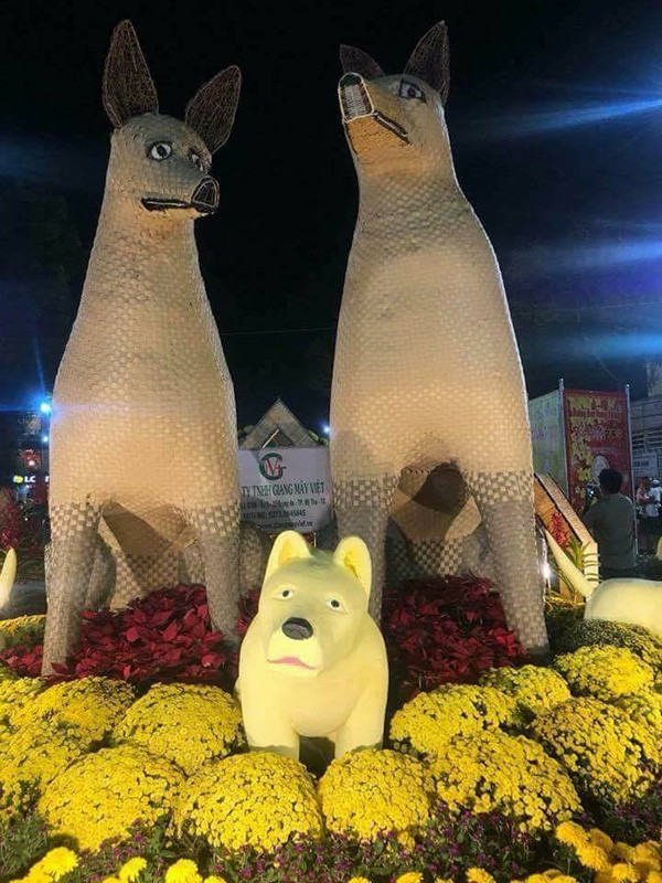Nếu năm 2017, cư dân mạng phát sốt vì sự xuất hiện của mô hình rồng Pikalong tại Hải Phòng thì tết năm 2018, chú cún mặt ngơ này lại là mô soán ngôi.