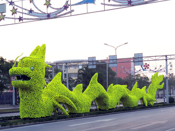 Trước đó trên MXH xuất hiện không ít hình ảnh hài hước về những linh vật mô hình. Khác với vẻ uy nghiêm vốn có, rất nhiều các nhà sáng tạo nghệ thuật đã "thổi hồn" cho những mô hình linh vật này trở nên hài hước đến kì lạ.