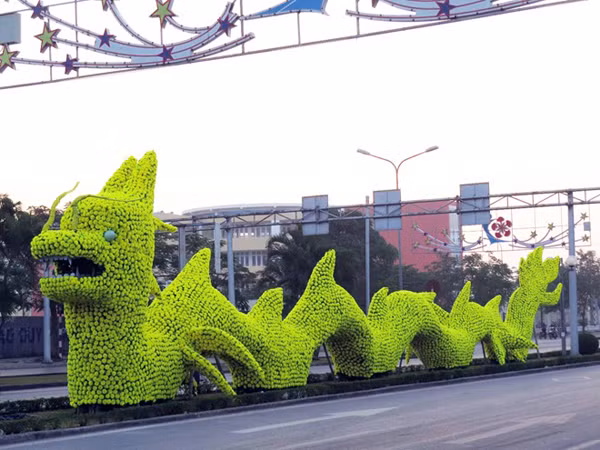 Trước đó trên MXH xuất hiện không ít hình ảnh hài hước về những linh vật mô hình. Khác với vẻ uy nghiêm vốn có, rất nhiều các nhà sáng tạo nghệ thuật đã "thổi hồn" cho những mô hình linh vật này trở nên hài hước đến kì lạ.