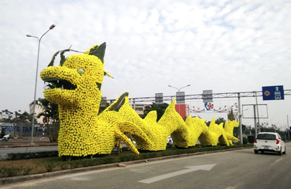 Chú rồng trang trí tại thành phố Hải Phòng đã tạo nên một cơn sốt không nhỏ trên mạng xã hội bởi vẻ ngoài dễ thương đến bất ngờ của mình.