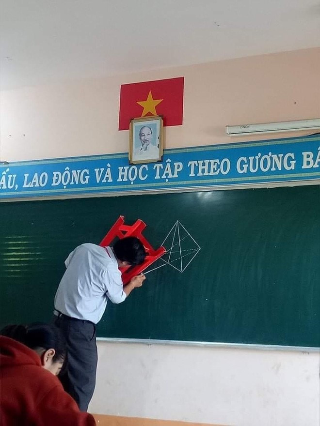 Sự lầy lội của các bạn học sinh đã nhận được hưởng ứng nhiệt tình từ cư dân mạng, thậm chí đến thầy cô giáo cũng không nằm ngoài màn nghịch ngợm có 1-0-2 này.