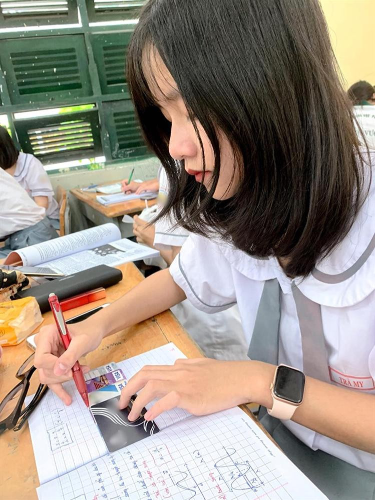 Hình ảnh một cô học trò dám "chơi lớn" khi sử dụng thẻ ATM thay cho... thước kẻ.