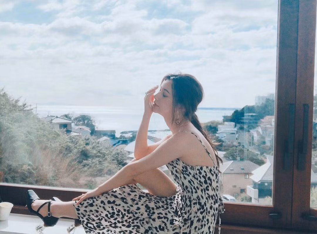 Cô có thu nhập lớn từ các hoạt động quảng cáo, làm mẫu ảnh cho nhiều thương hiệu thời trang nổi tiếng. Chính vì vậy, cô cũng không ngần ngại chi mạnh tay cho những món đồ đắt tiền và thường xuyên đi du lịch khắp thế giới.