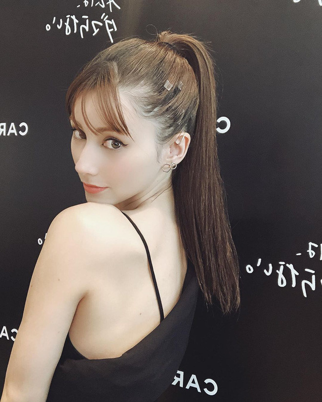 Akemi Darenogare là một nữ người mẫu lai hiện đang sinh sống và làm việc tại Nhật Bản.