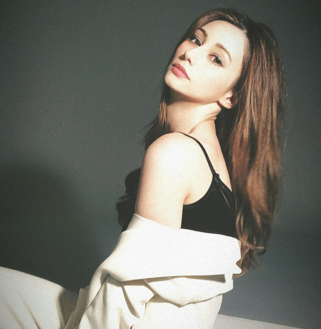 Với gương mặt xinh đẹp cùng phong cách thời trang hiện đại, mỹ nhân này nhanh chóng trở thành người mẫu đáng giá.