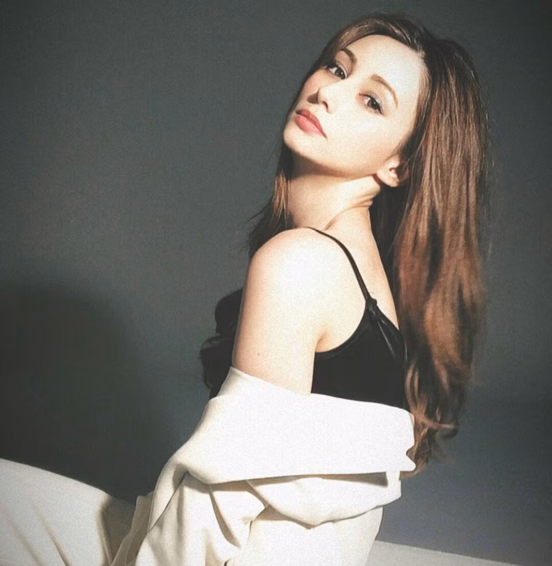 Với gương mặt xinh đẹp cùng phong cách thời trang hiện đại, mỹ nhân này nhanh chóng trở thành người mẫu đáng giá.