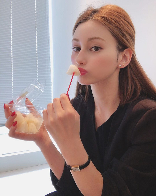 Trên trang cá nhân hơn 1,4 triệu người theo dõi, cô chỉ chia sẻ kế hoạch làm việc, các buổi chụp ảnh và hình ảnh về cuộc sống hàng ngày.