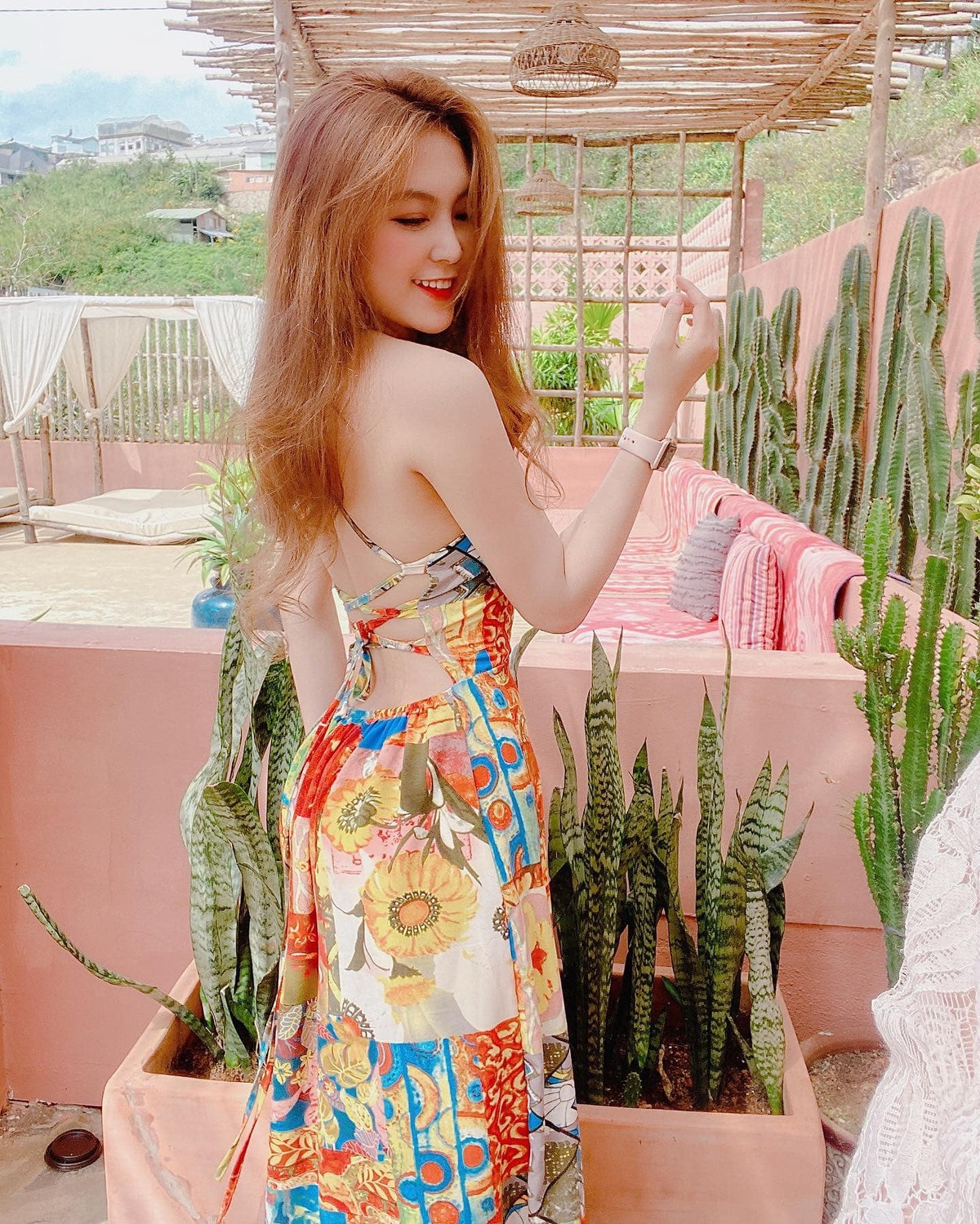 Nhiều người nhận xét, cô giáo nổi tiếng năm nào ngày càng nóng bỏng, cuốn hút và sở hữu nhan sắc thăng hạng hơn rất nhiều.