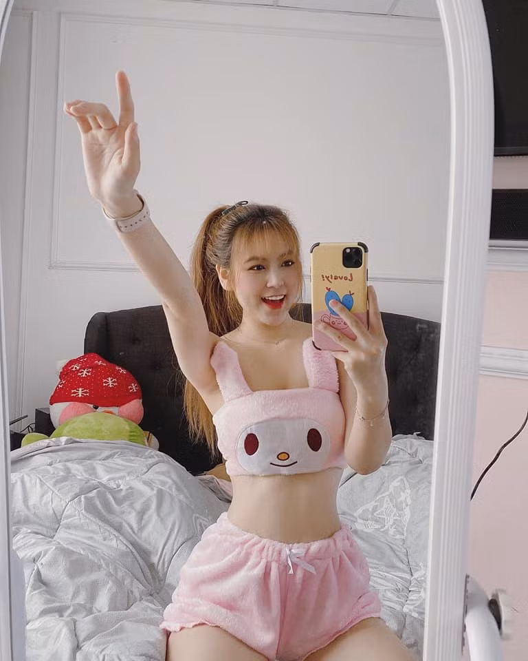 Qua bức ảnh này có thể dễ dàng nhận thấy nhan sắc của Trần Trân vẫn giữ nguyên vẻ quyến rũ, gợi cảm như xưa. Thậm chí nhiều người còn nhận xét cô nàng còn xinh đẹp và thân hình thon gọn hơn trước rất nhiều.