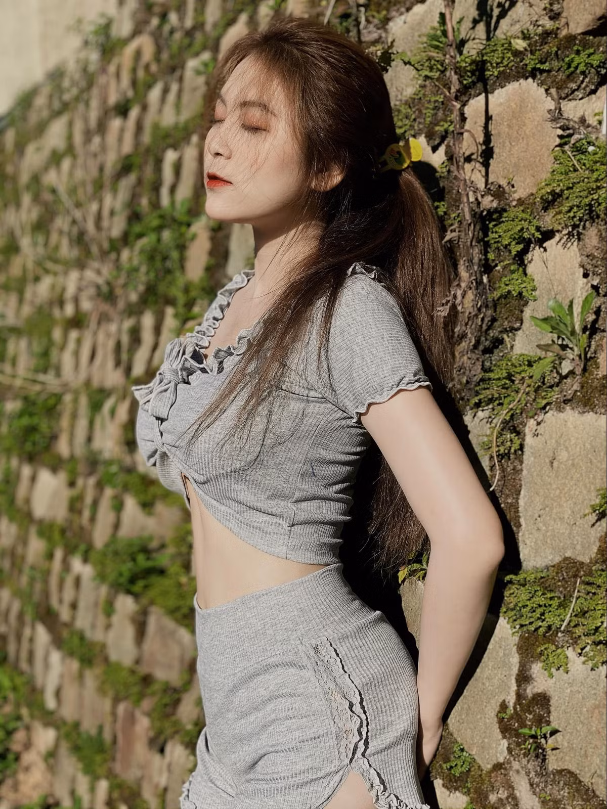 Trên trang cá nhân của mình, cô thường xuyên đăng tải các bức ảnh xinh đẹp, quyến rũ cùng những câu “thả thính” vô cùng ngọt ngào.