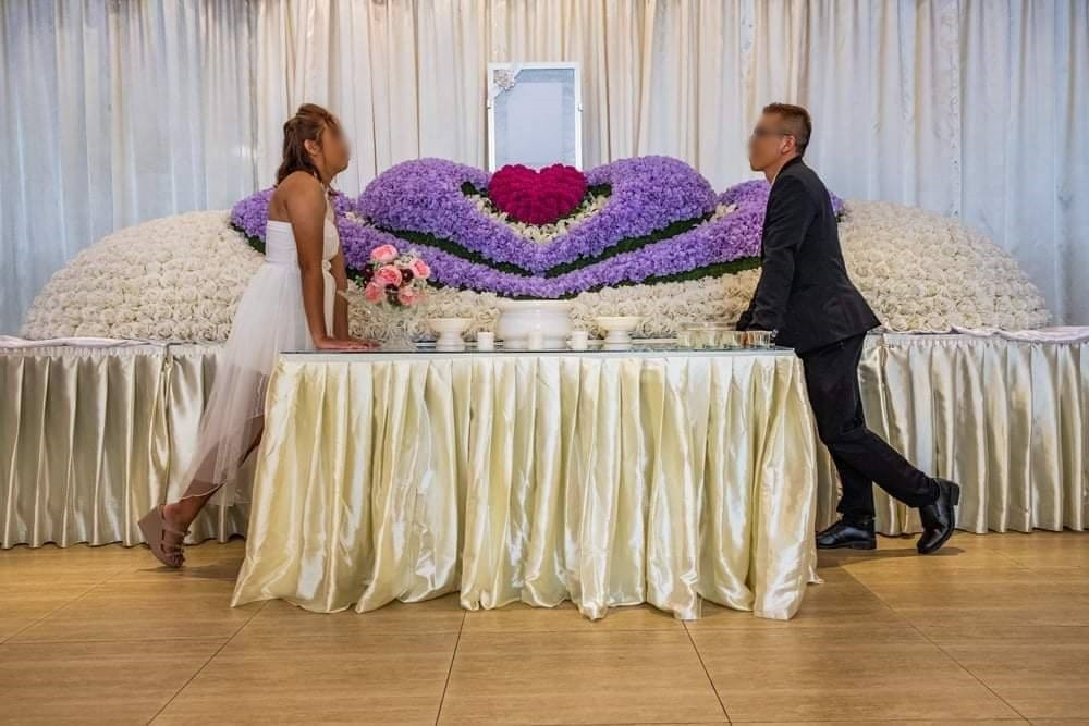 Thậm chí họ còn chụp ảnh cưới ở nhà tang lễ khiến dân tình phải sợ hãi.