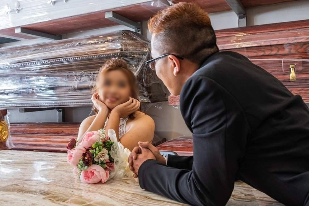 Cặp đôi chụp ảnh cưới bên quan tài khiến dân tình tranh cãi Cap doi chup anh cuoi ben quan tai khien dan tinh tranh cai