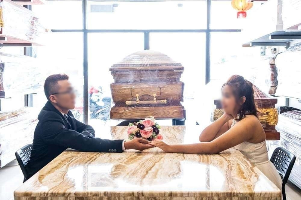 Điều khiến cư dân mạng đặc biệt quan tâm như vậy chính là bộ ảnh cưới chụp bên quan tài. Đám cưới là chuyện hệ trọng cả một đời người, và thường người ta sẽ chọn những nơi lãng mạn, tuy nhiên đôi vợ chồng này lại lựa chọn địa điểm vô cùng đặc biệt.