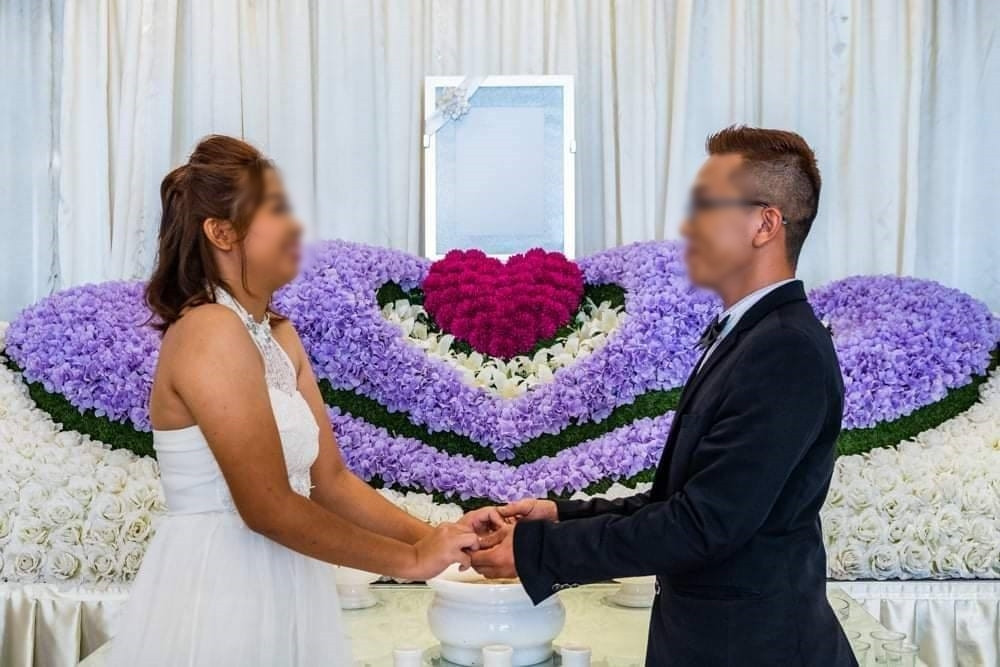 Họ cũng tạo dáng đủ kiểu cho bộ ảnh cưới để đời này.