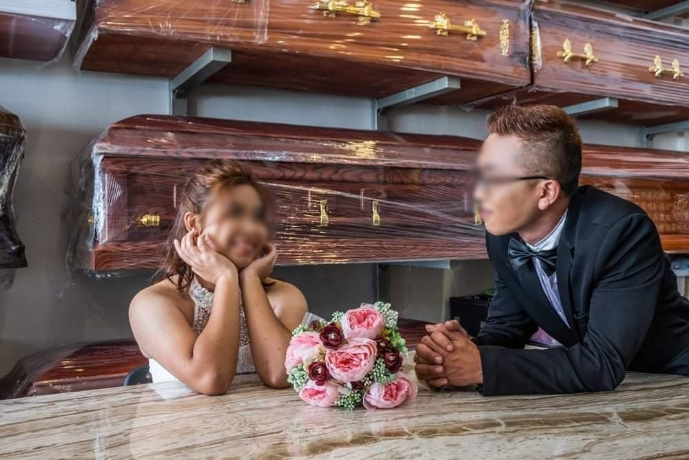 Đôi vợ chồng này chẳng cần nhan sắc quá nổi bật hay cách tạo dáng chụp hình quá chuyên nghiệp nhưng bộ ảnh cưới cũng đủ để gây "bão" mạng.