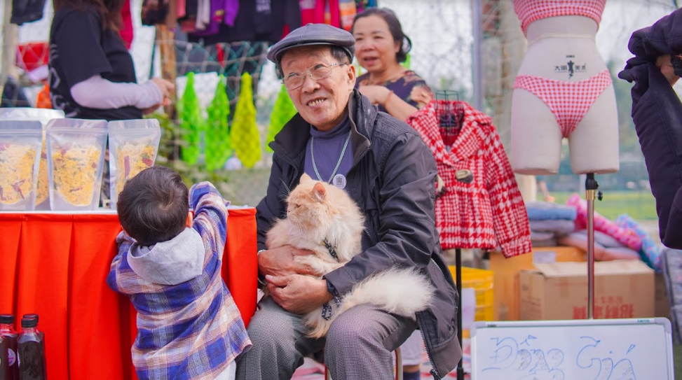 Với nhiều gia đình, các bé trở thành nguồn động viên tinh thần rất lớn, là niềm vui của cả nhà, kết nối các thế hệ trong nhà.