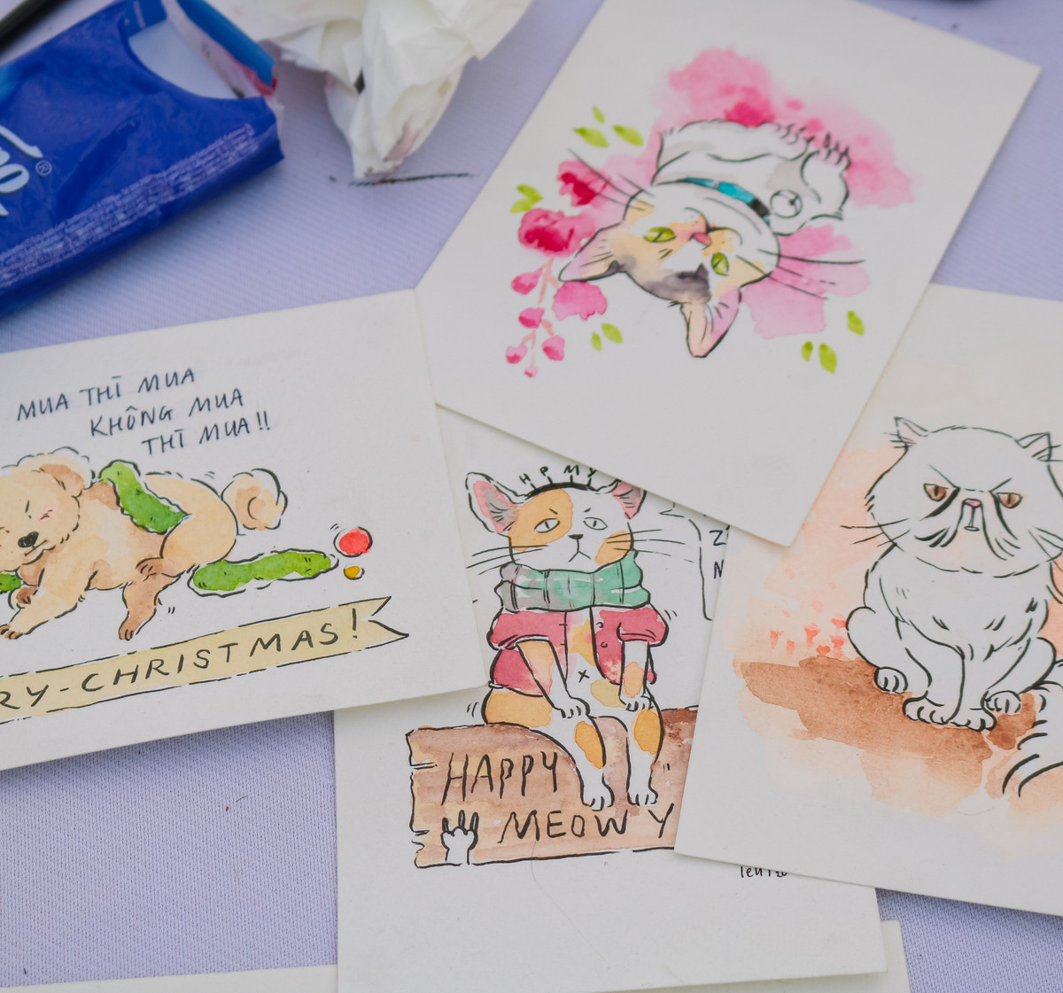 Hầu hết các “Sen” đi hội chợ đều rất hồ hởi khi được nhận nhiều quà tặng từ các thương hiệu khi chụp ảnh check-in tại các gian hàng. Các bạn còn được tham gia hoạt động nghệ thuật thú vị như vẽ Henna, xem bài Tarrot, vẽ chân dung cho thú cưng.