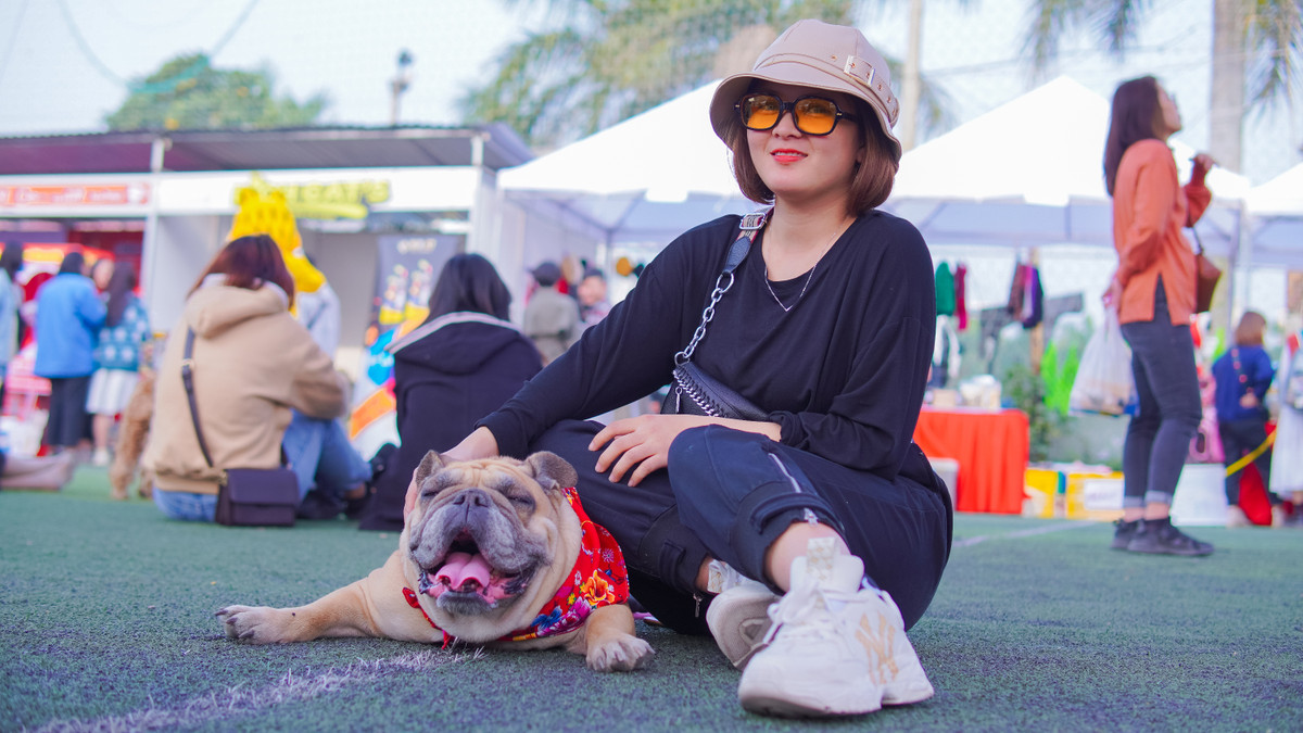 Tham gia cuộc thi Thời trang thú cưng, một “Sen” chia sẻ tình yêu thú cưng của bạn đã lan sang những người thân và bạn bè xung quanh. Việc bạn thường xuyên bày tò tình cảm và chăm sóc “boss” đã khiến mọi người thấy gần gũi hơn với chó và tự nguyện ngừng ăn thịt chó.