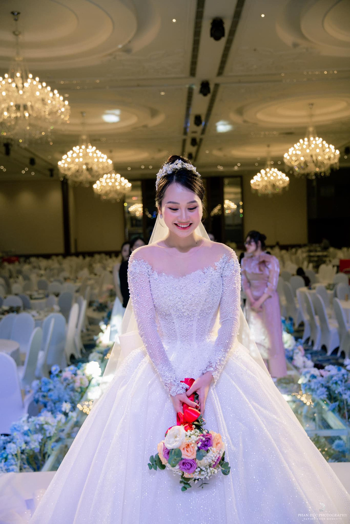 Đặc biệt, cư dân mạng cực ấn tượng với màn rước dâu bằng siêu xe Lamborghini Gallardo LP560-4 trong đám cưới này. Được biết, chiếc xe hoa có trị giá khoảng 19 tỷ đồng.