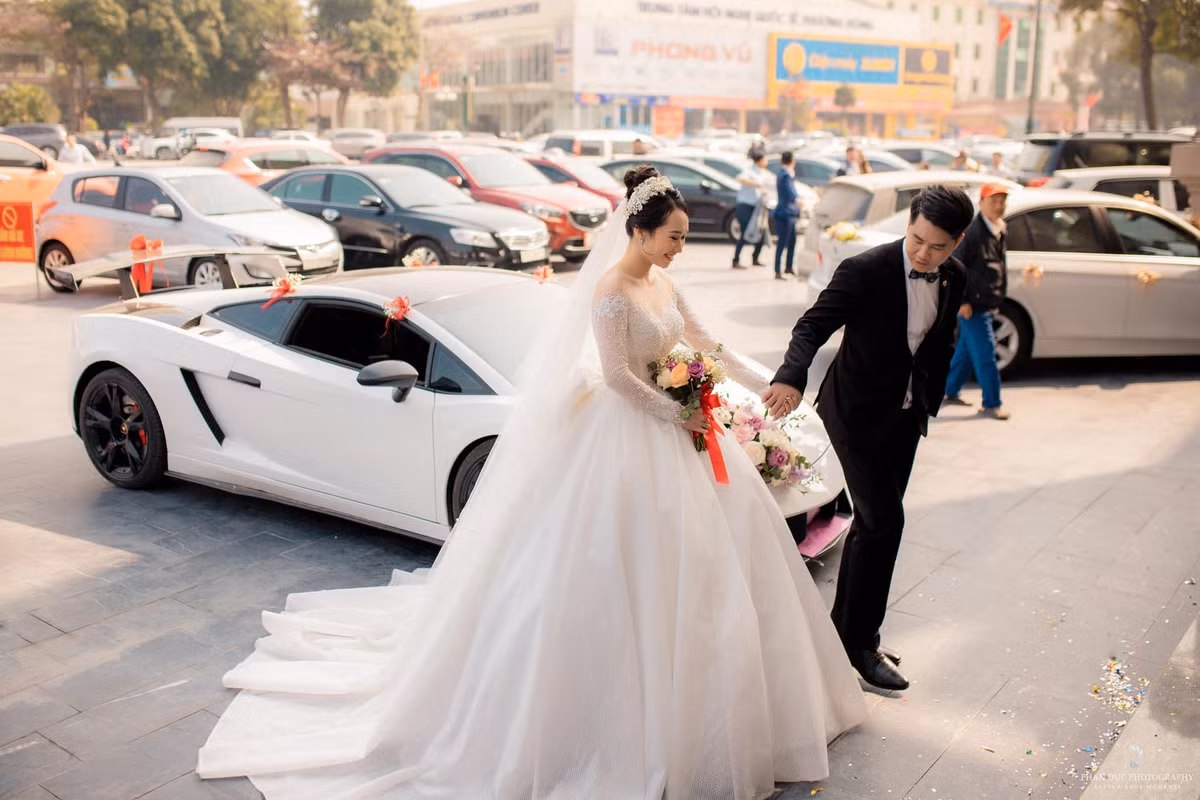 Hình ảnh nữ sinh 9X diện váy cưới lộng lẫy, nở nụ cười rạng rỡ xinh đẹp, nắm tay chồng bước vào lễ đường được chia sẻ rộng rãi trên nhiều diễn đàn mạng xã hội.