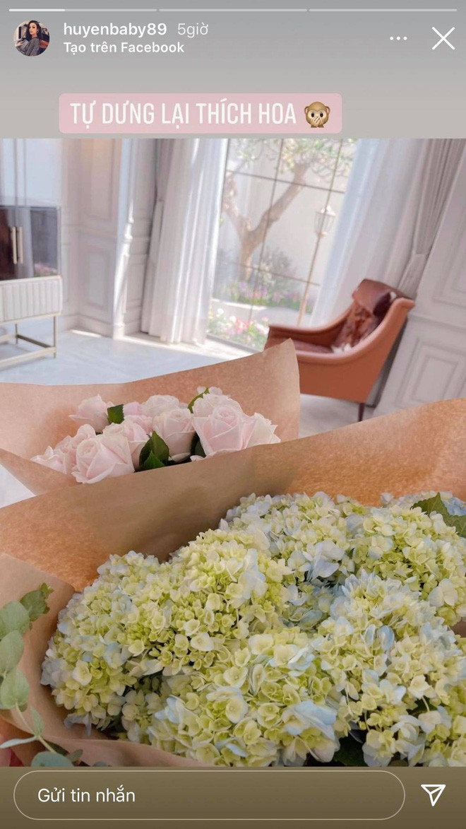 Người đẹp còn không ngại hé lộ không gian với tone màu trắng nhã nhặn nhưng cực kì sang chảnh bên trong biệt thự.