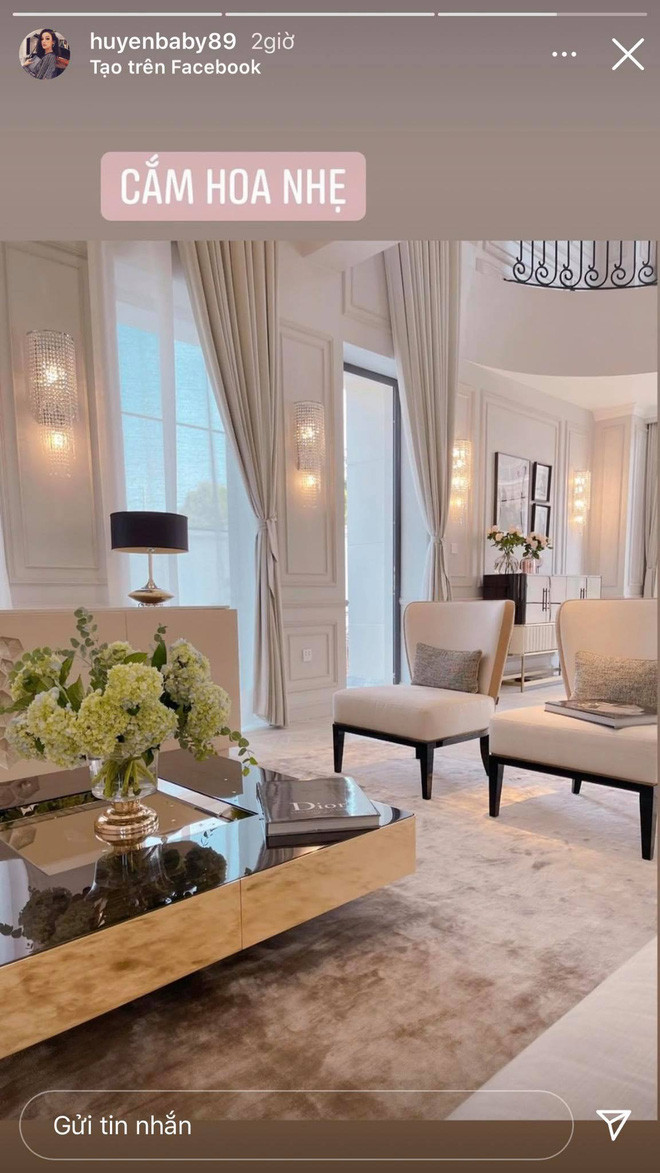 Những bức hình mà cựu hot girl đăng tải trước đó cũng khiến dân tình bán tín bán nghi xem có phải căn biệt thự hơn 80 tỷ đồng mà cô nàng khoe trước đó hay không.