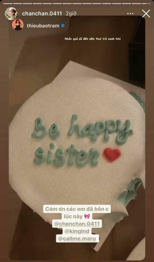 Trước đó khắp các diễn đàn bất ngờ lan truyền thông tin Sơn Tùng M-TP và Thiều Bảo Trâm đã chia tay do sự xuất hiện người thứ ba. Theo đó, Thiều Bảo Trâm mở tiệc tụ họp với hội chị em bạn dì cùng caption ẩn ý: "Nhân quả sẽ đến sớm thôi trà xanh".