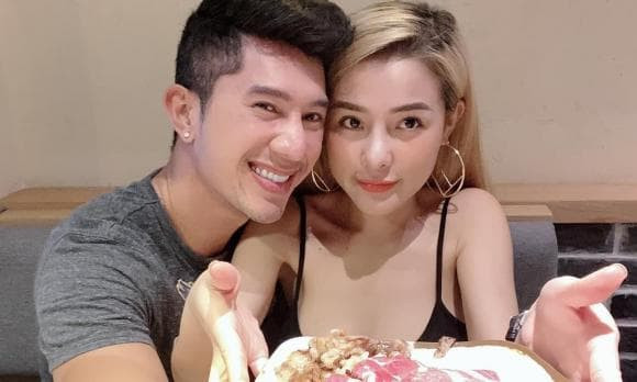 Dù Ngân 98 hở bạo, thích làm lố nhưng cô luôn nhận được sự ủng hộ của bạn trai.