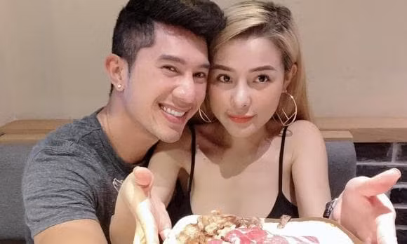 Dù Ngân 98 hở bạo, thích làm lố nhưng cô luôn nhận được sự ủng hộ của bạn trai.