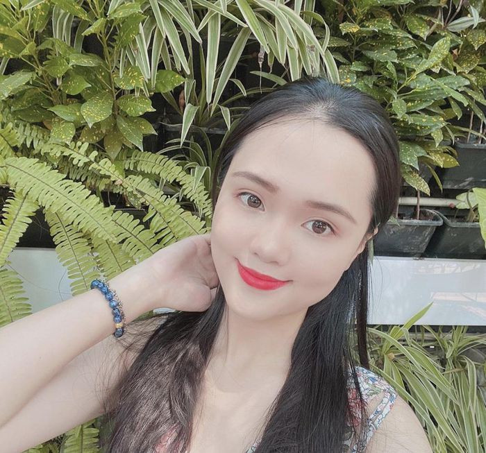 Thậm chí, đến ông xã Duy Mạnh cũng bất ngờ và ngay lập tức phải vào bình luận khen vợ với hình ảnh không khác gì nữ sinh.