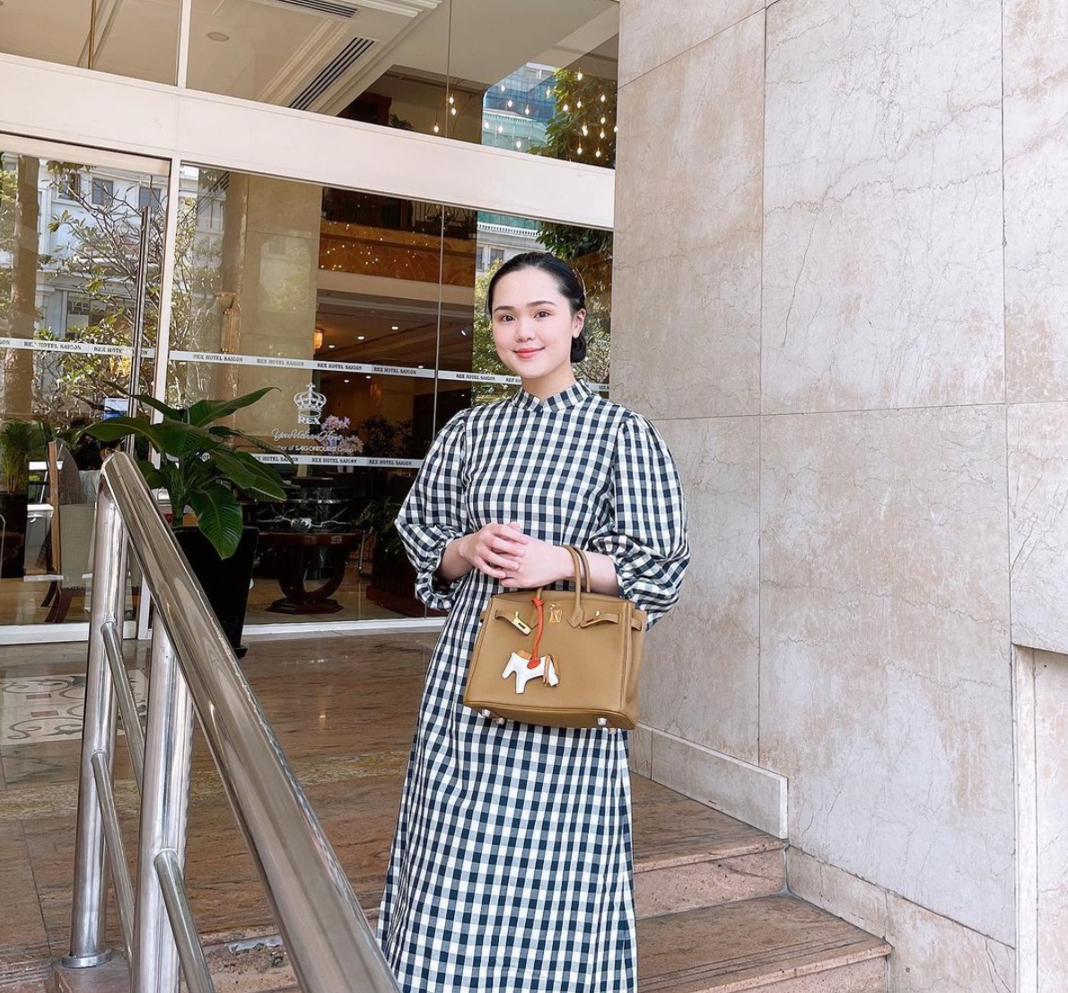 Đây không phải lần đầu tiên Quỳnh Anh gặp phải tình huống nhan sắc phập phù. Nhiều lần trước, cô nàng đã nhiều lần gây ngạc nhiên đối với cư dân mạng qua những hình ảnh của mình.