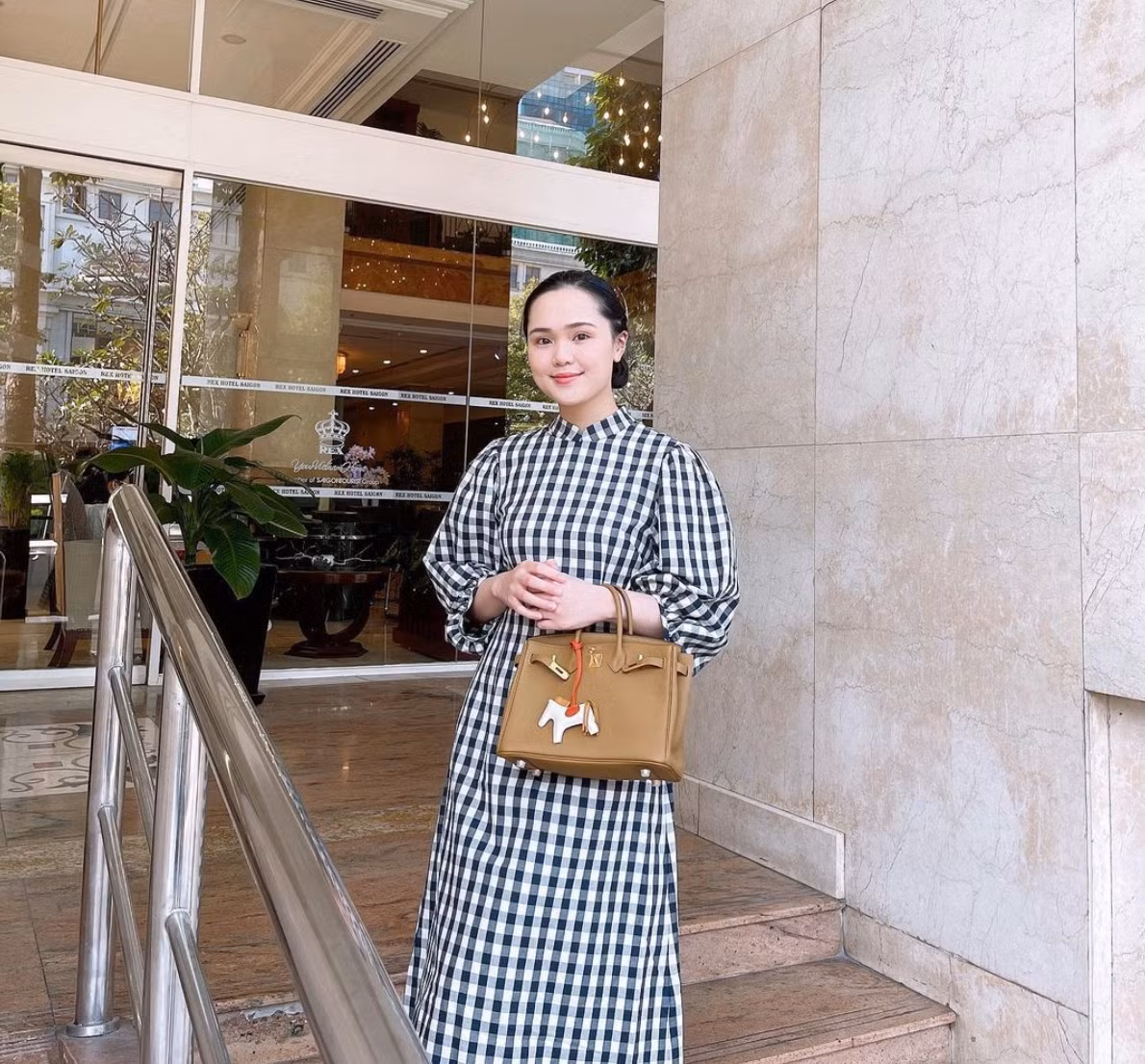 Đây không phải lần đầu tiên Quỳnh Anh gặp phải tình huống nhan sắc phập phù. Nhiều lần trước, cô nàng đã nhiều lần gây ngạc nhiên đối với cư dân mạng qua những hình ảnh của mình.