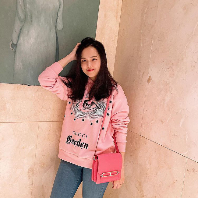 Tuy nhiên, trong hình ảnh mới nhất đăng tải trên Instagram, bà xã Duy Mạnh lại trở về với hình tượng ngọt ngào đúng chuẩn "công chúa".
