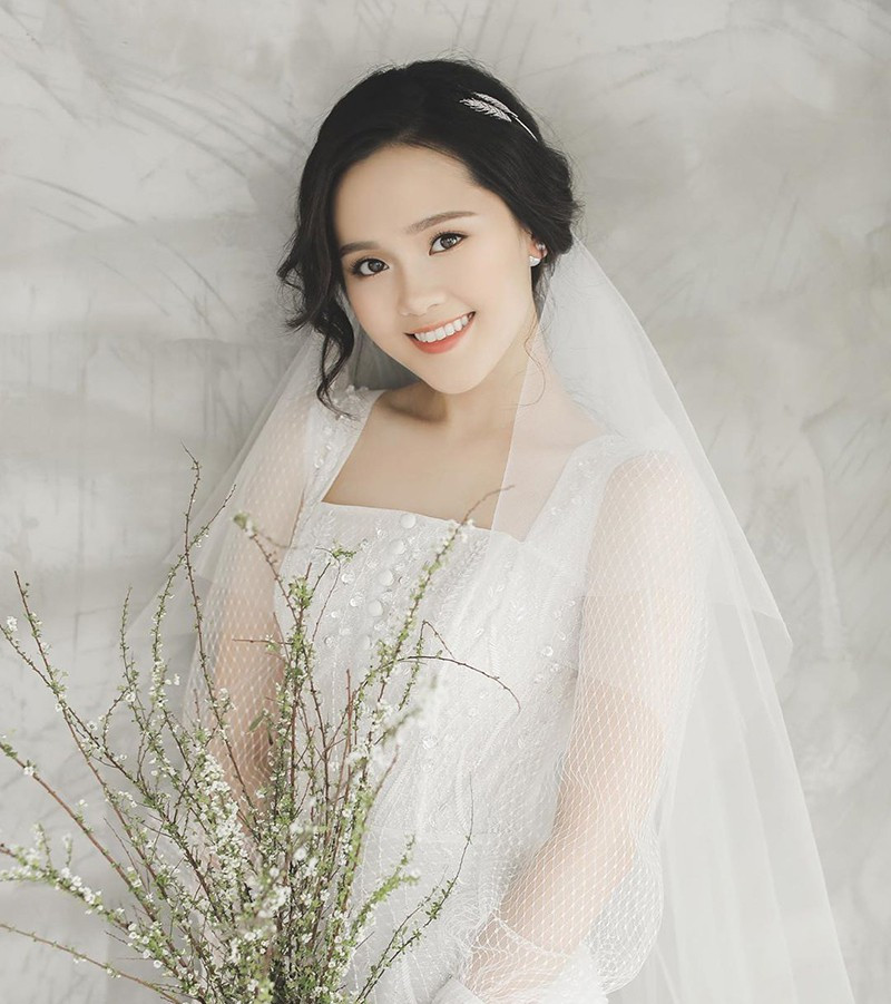 Trải qua 5 tháng sinh nở mà Quỳnh Anh đã quay lại "đường đua" khoe sắc vóc "gái một con trông mòn con mắt".