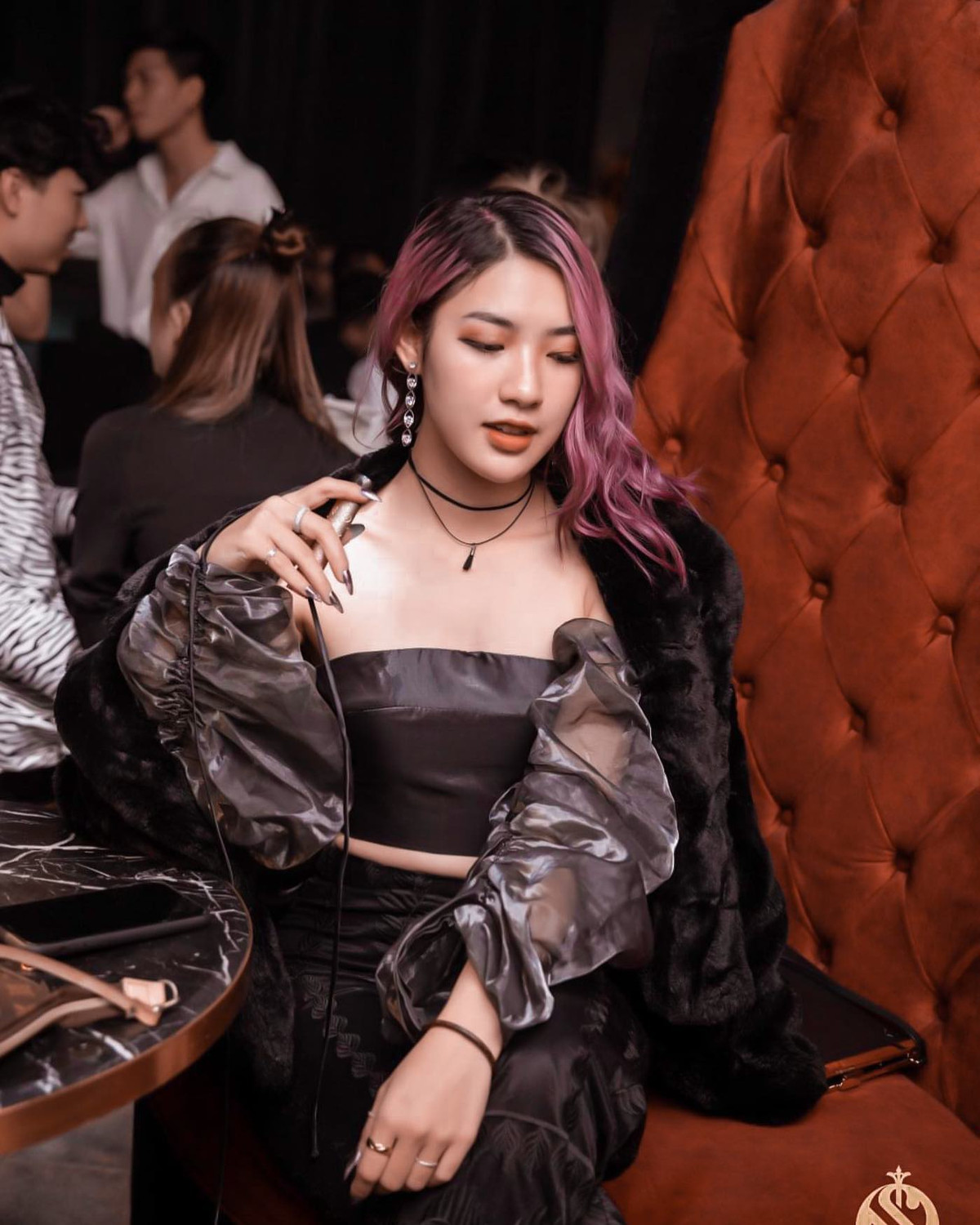  Nữ sinh 9x gây ấn tượng với người đối diện bởi phong cách thời trang cá tính, không thua kém gì fashionista.