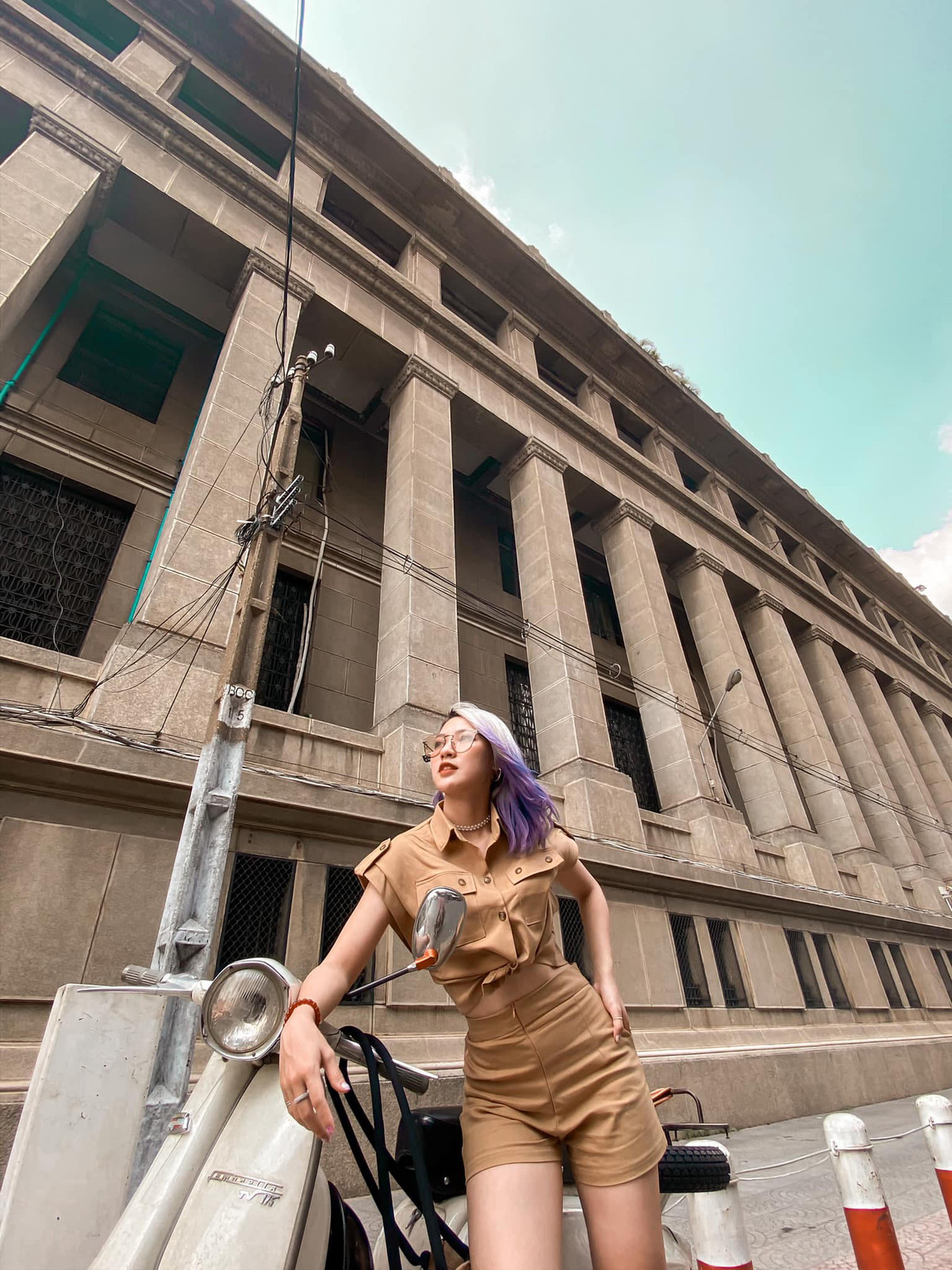 Cô nàng còn khiến khán giả không khỏi xuýt xoa khi “bỏ túi” phong cách ăn mặc cực chất, không thua kém gì fashionista.