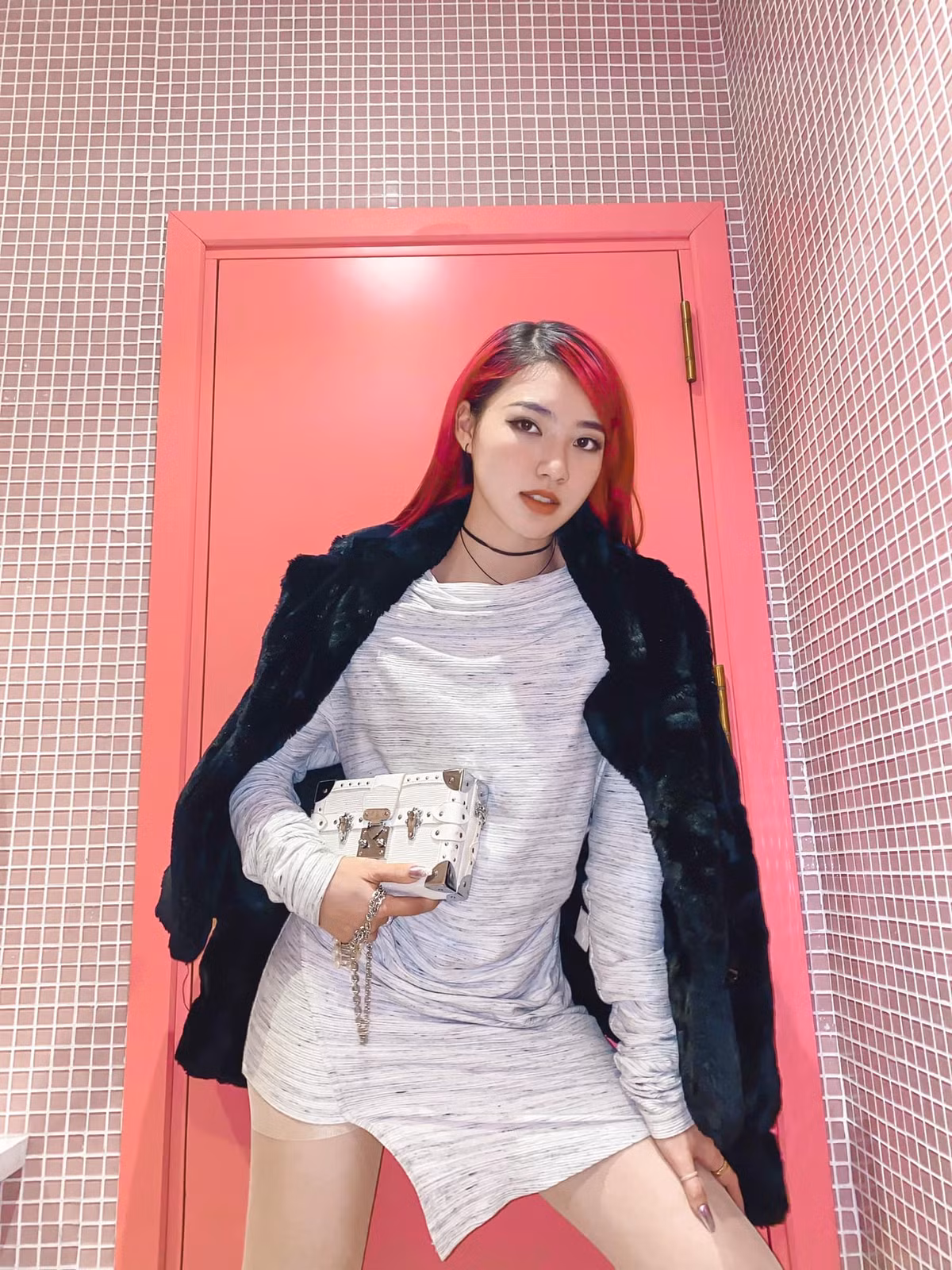 Nàng hot girl Hà thành còn rất tích cực tham gia các hoạt động nghệ thuật và được biết đến với vai trò người mẫu, diễn viên tự do, food blogger.